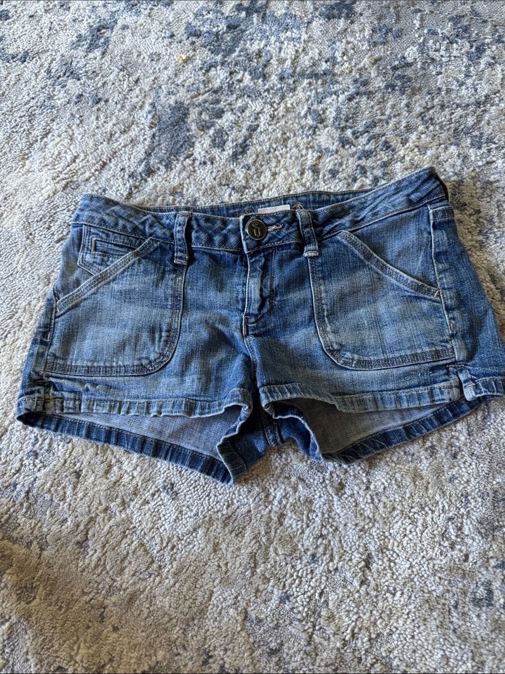 Decree shorts size 7